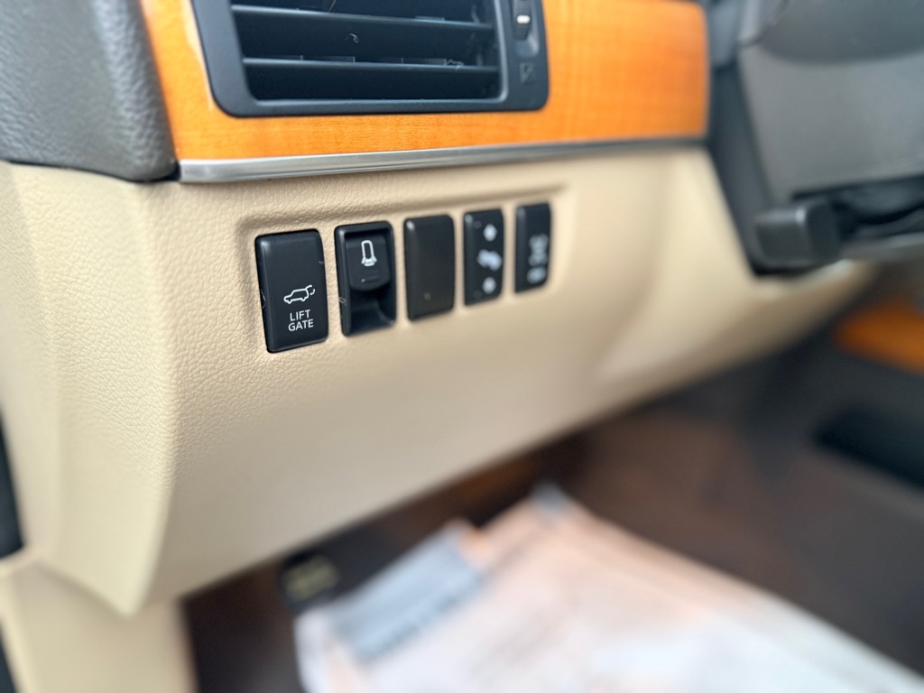 Nissan Armada Platinum Reserve 4WD 2013