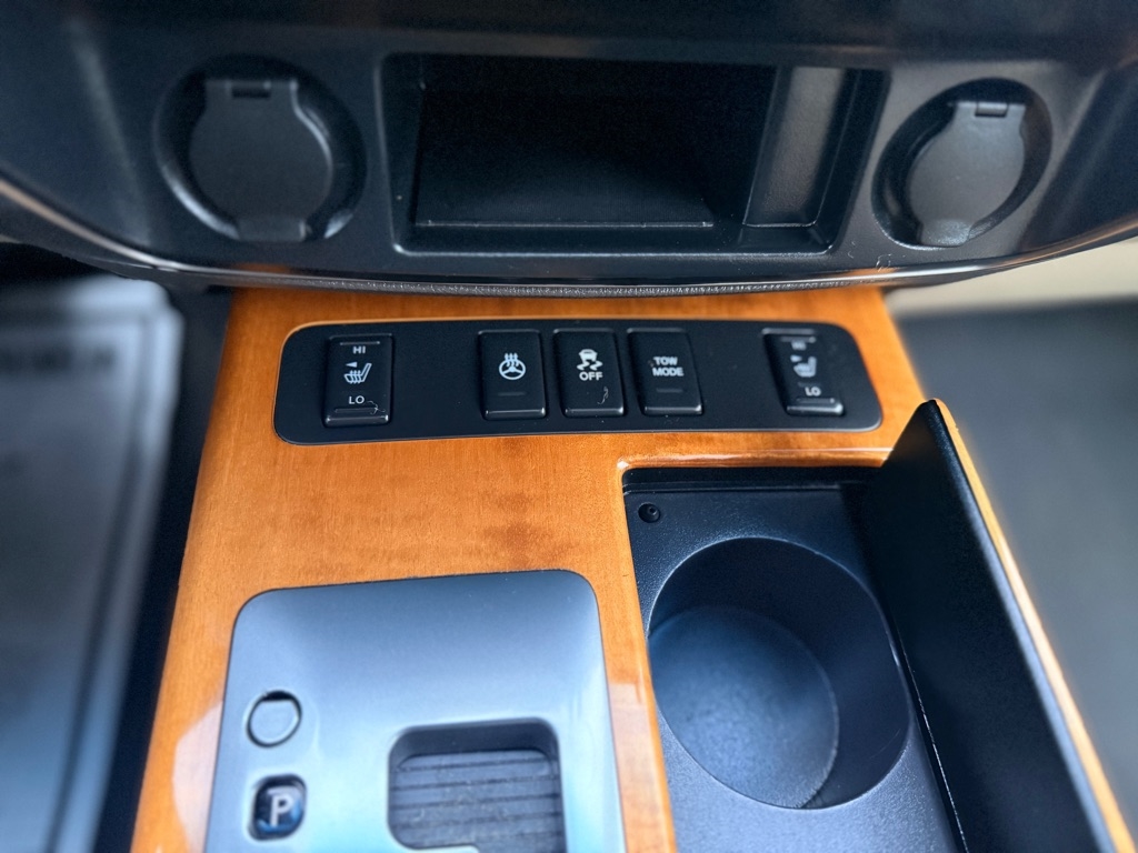 Nissan Armada Platinum Reserve 4WD 2013