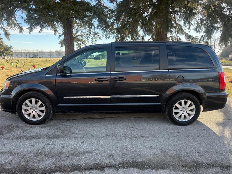 2014 Chrysler Town & Country Touring's photo