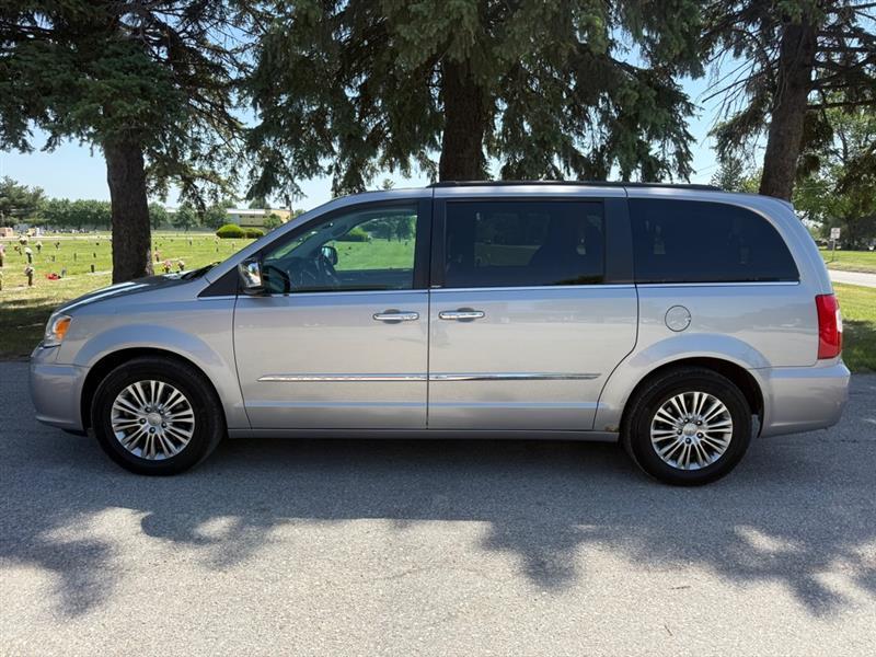 2014 Chrysler Town & Country Touring-L's photo