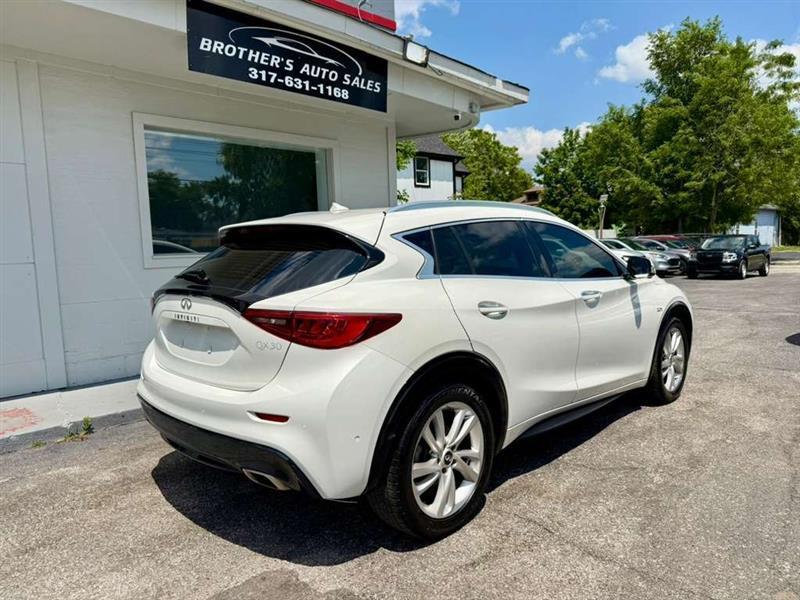 Infiniti QX30 Base 2017