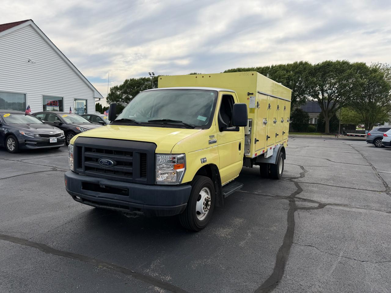 2019 Ford E-Series DRW E-450 Super Duty 158 in WB's photo