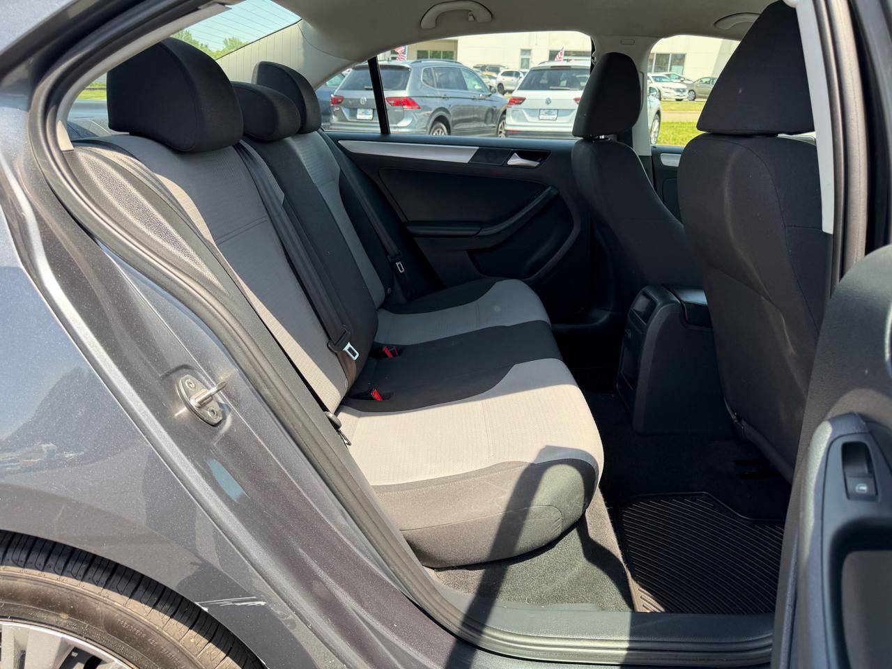 Volkswagen Jetta 1.4T S 6A 2017
