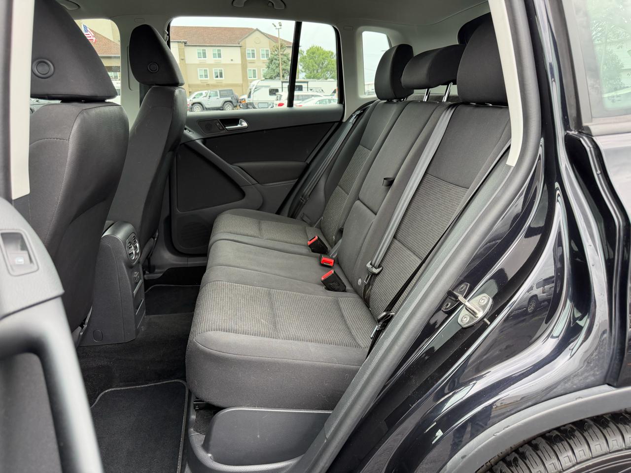 Volkswagen Tiguan S 2017