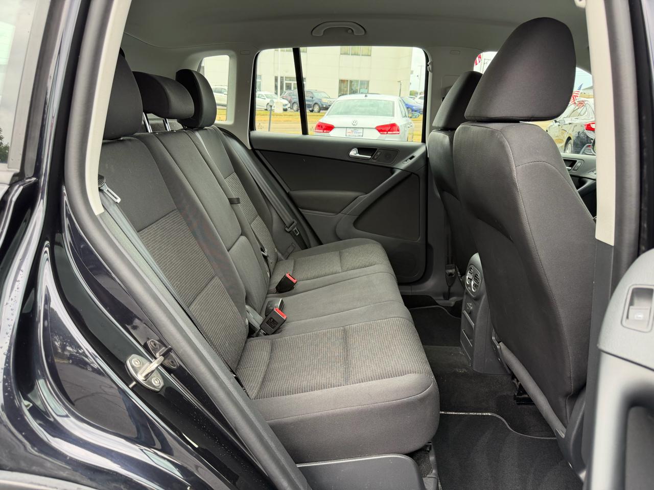 Volkswagen Tiguan S 2017