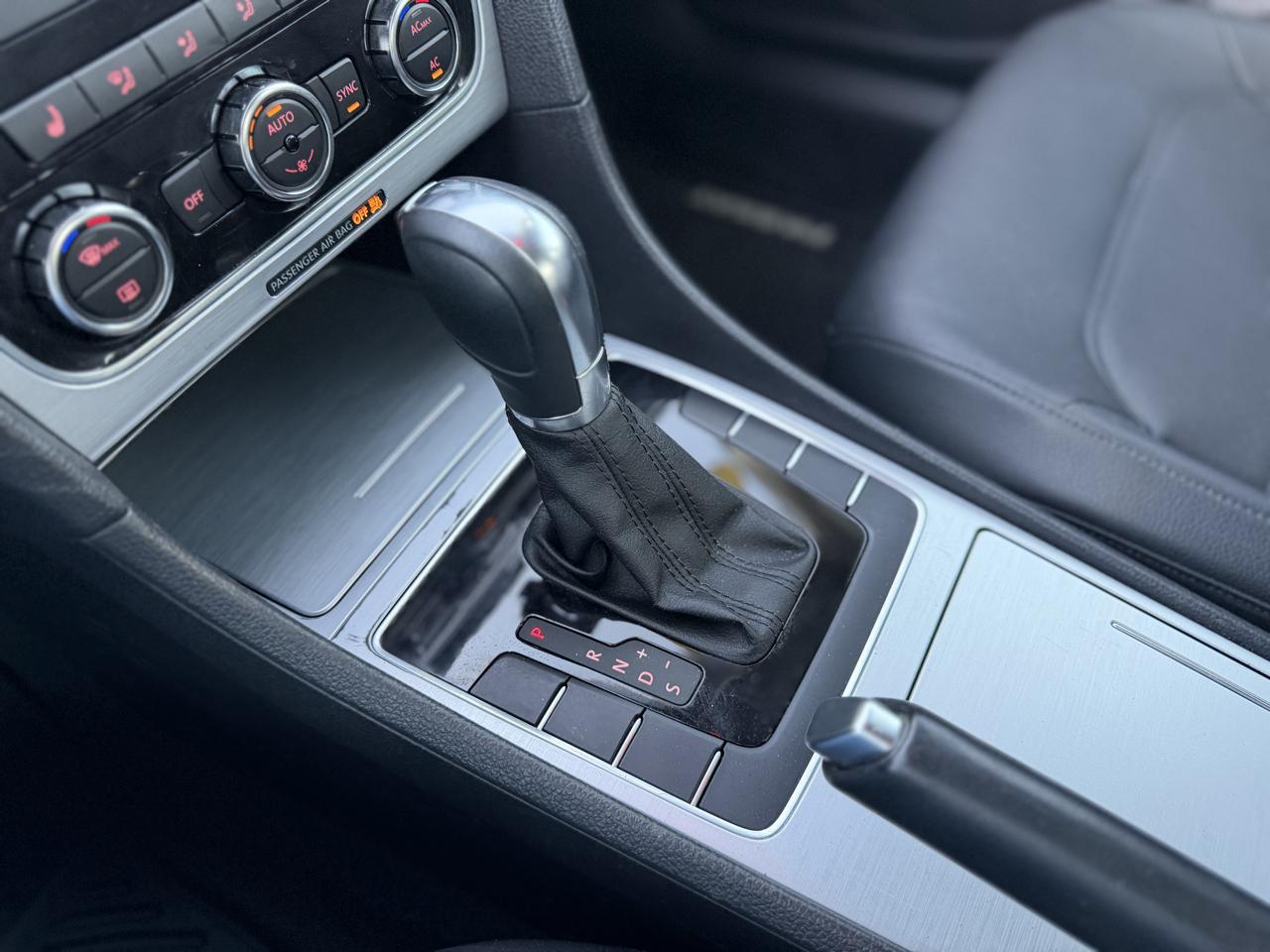 Volkswagen Passat 2.5L SE2 2012