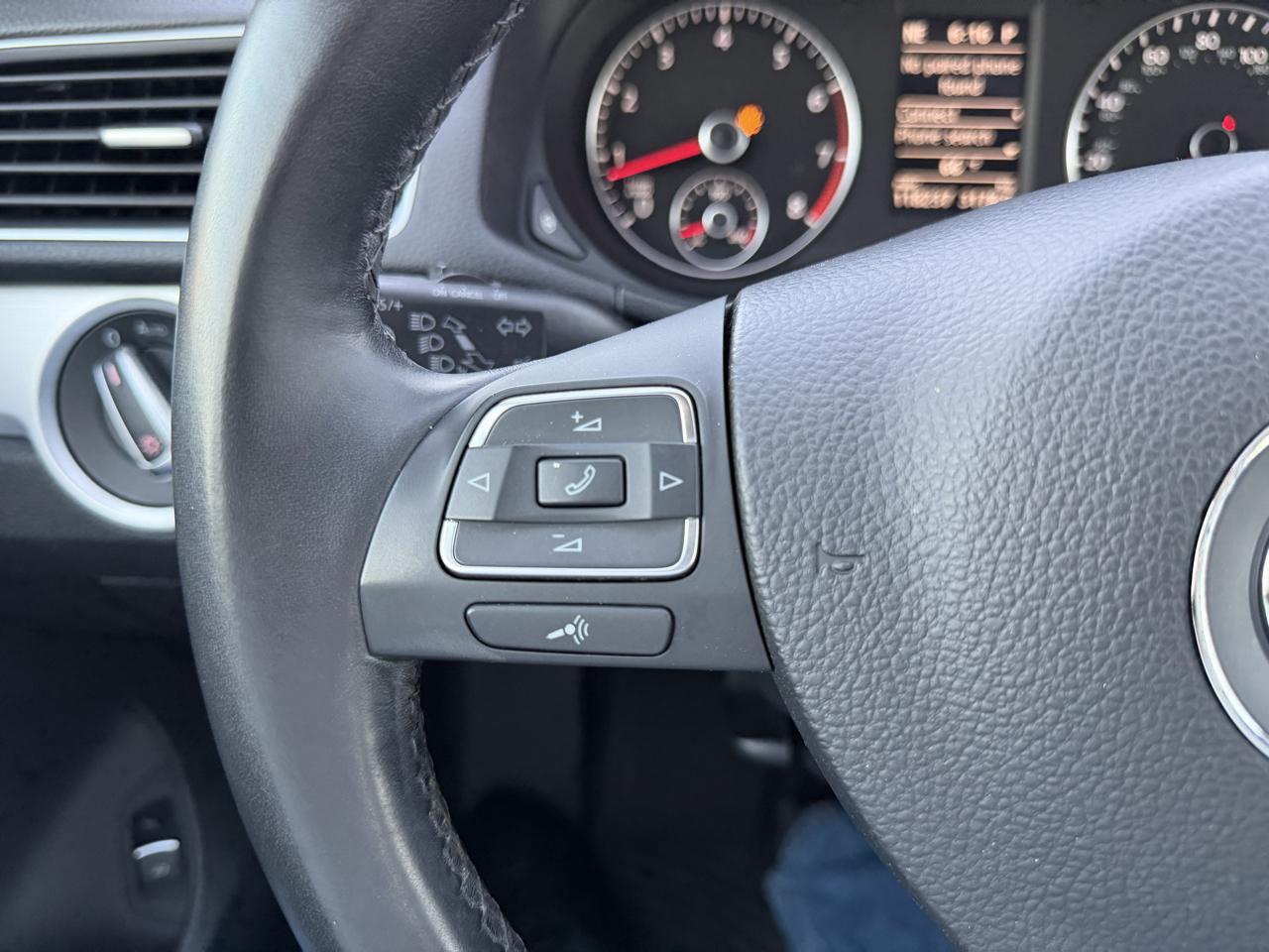 Volkswagen Passat 2.5L SE2 2012