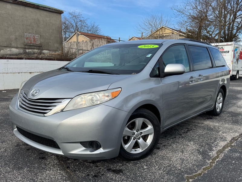 2015 Toyota Sienna LE's photo