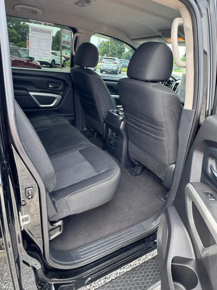 Nissan Titan SV Crew Cab 4WD 2017