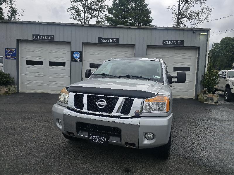 Nissan Titan SV Crew Cab 4WD 2012