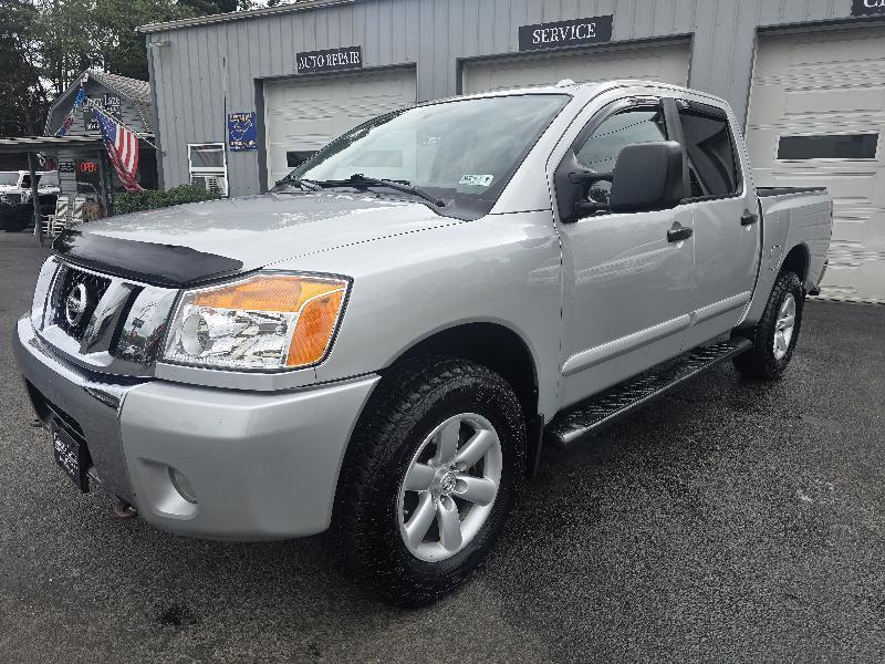 Nissan Titan SV Crew Cab 4WD 2012
