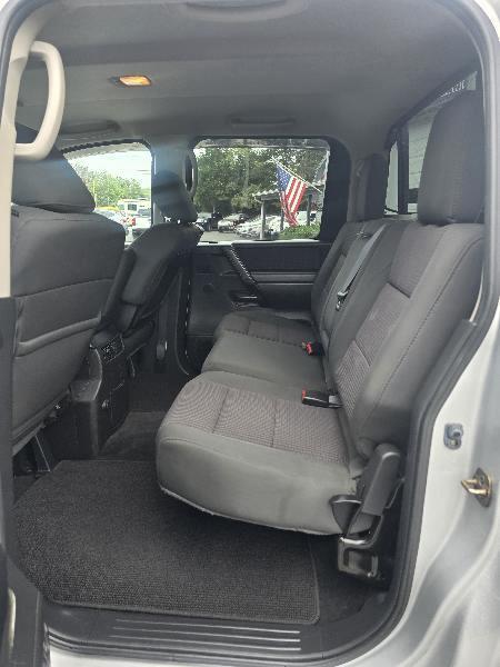 Nissan Titan SV Crew Cab 4WD 2012