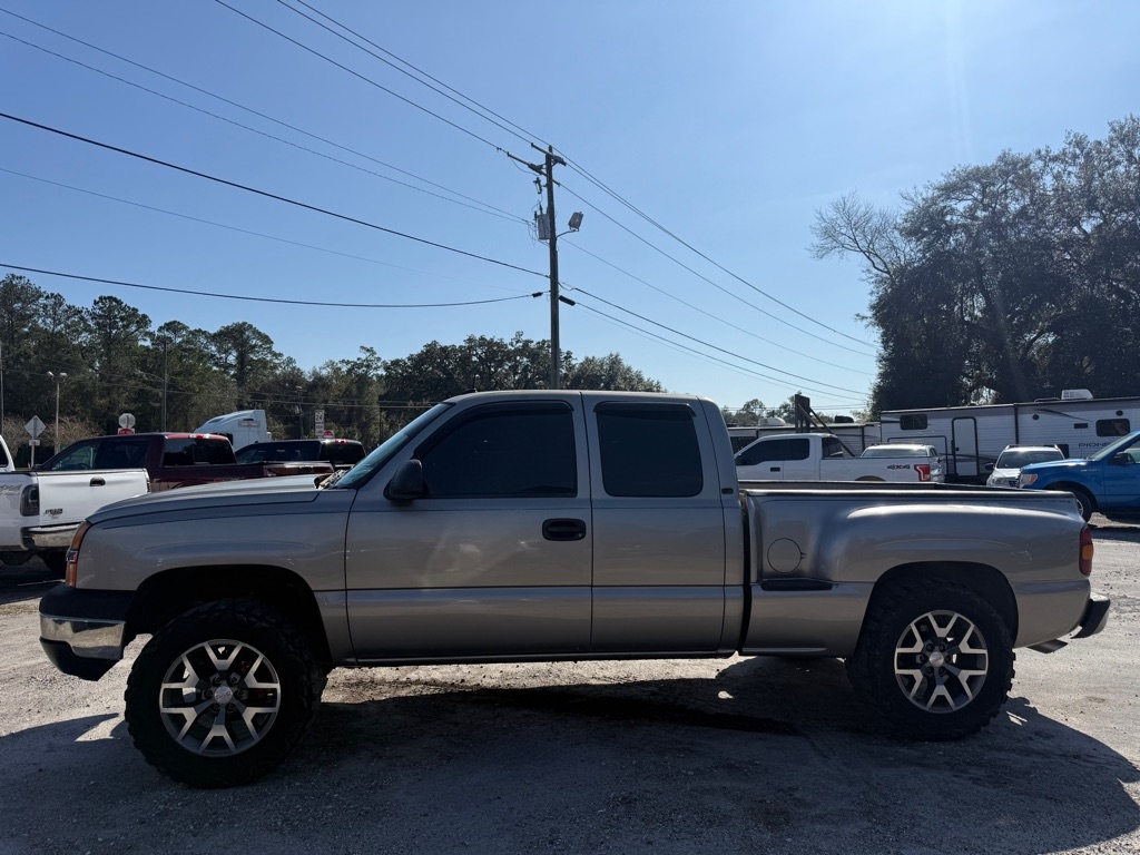 Chevrolet Silverado 1500 Ext Cab 143.5" WB LS 2003