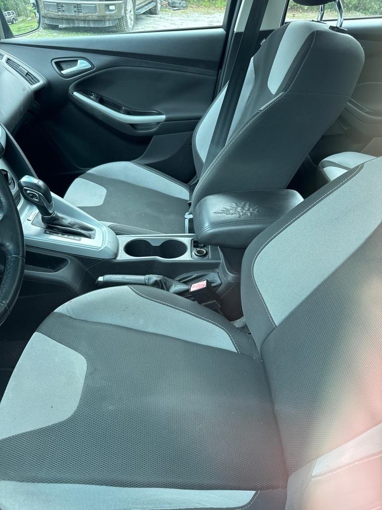 Ford Focus 4dr Sdn SE 2012