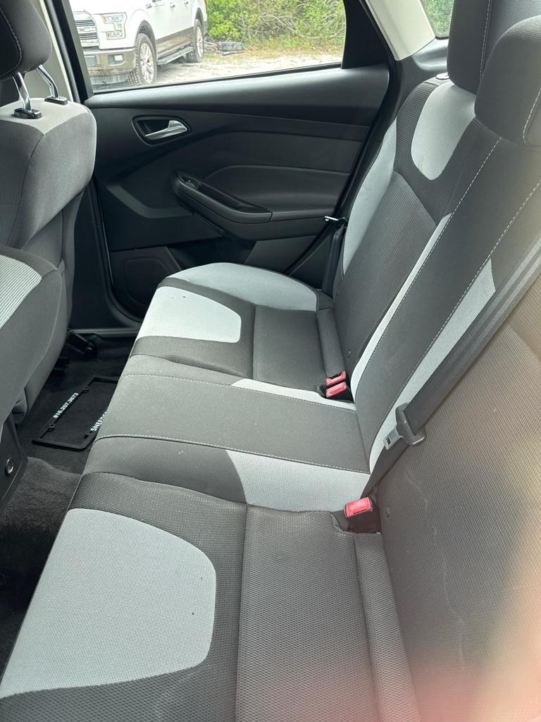 Ford Focus 4dr Sdn SE 2012