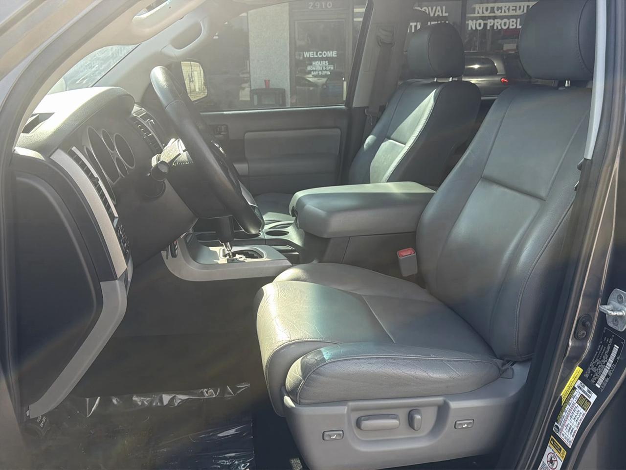 Toyota Sequoia RWD 5.7L SR5 (Natl) 2016