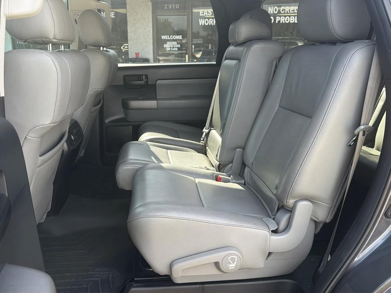 Toyota Sequoia RWD 5.7L SR5 (Natl) 2016