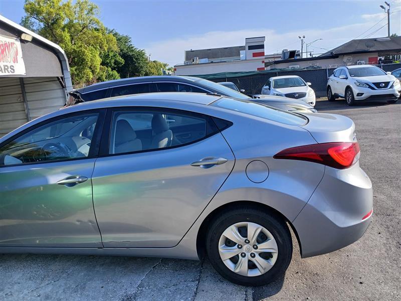 Hyundai Elantra SE 6AT 2016