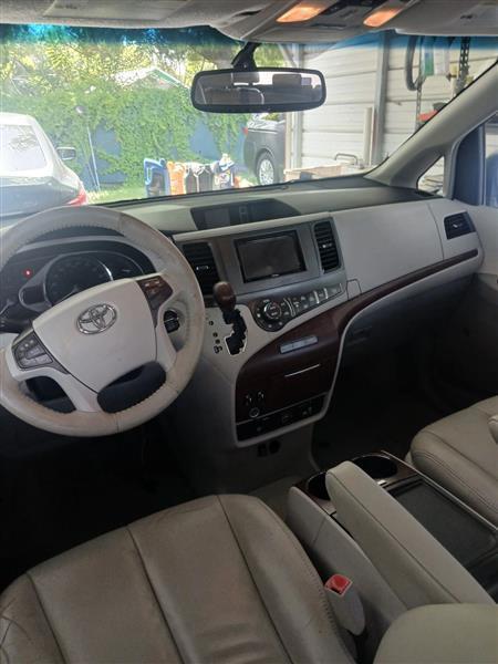 Toyota Sienna XLE FWD 8-Passenger V6 2014