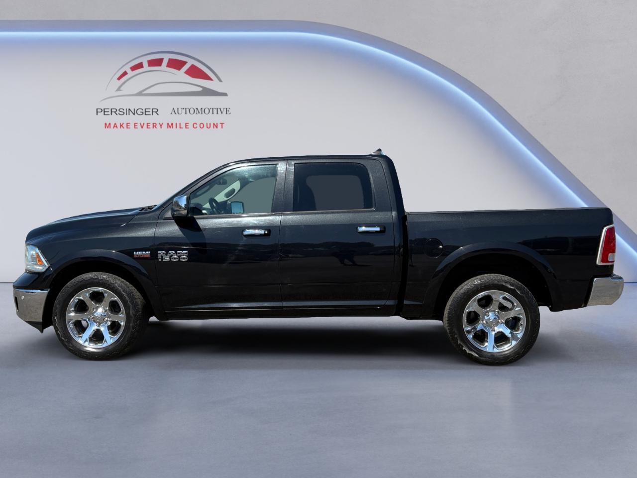 RAM 1500 4WD Crew Cab 140.5" Laramie 2016