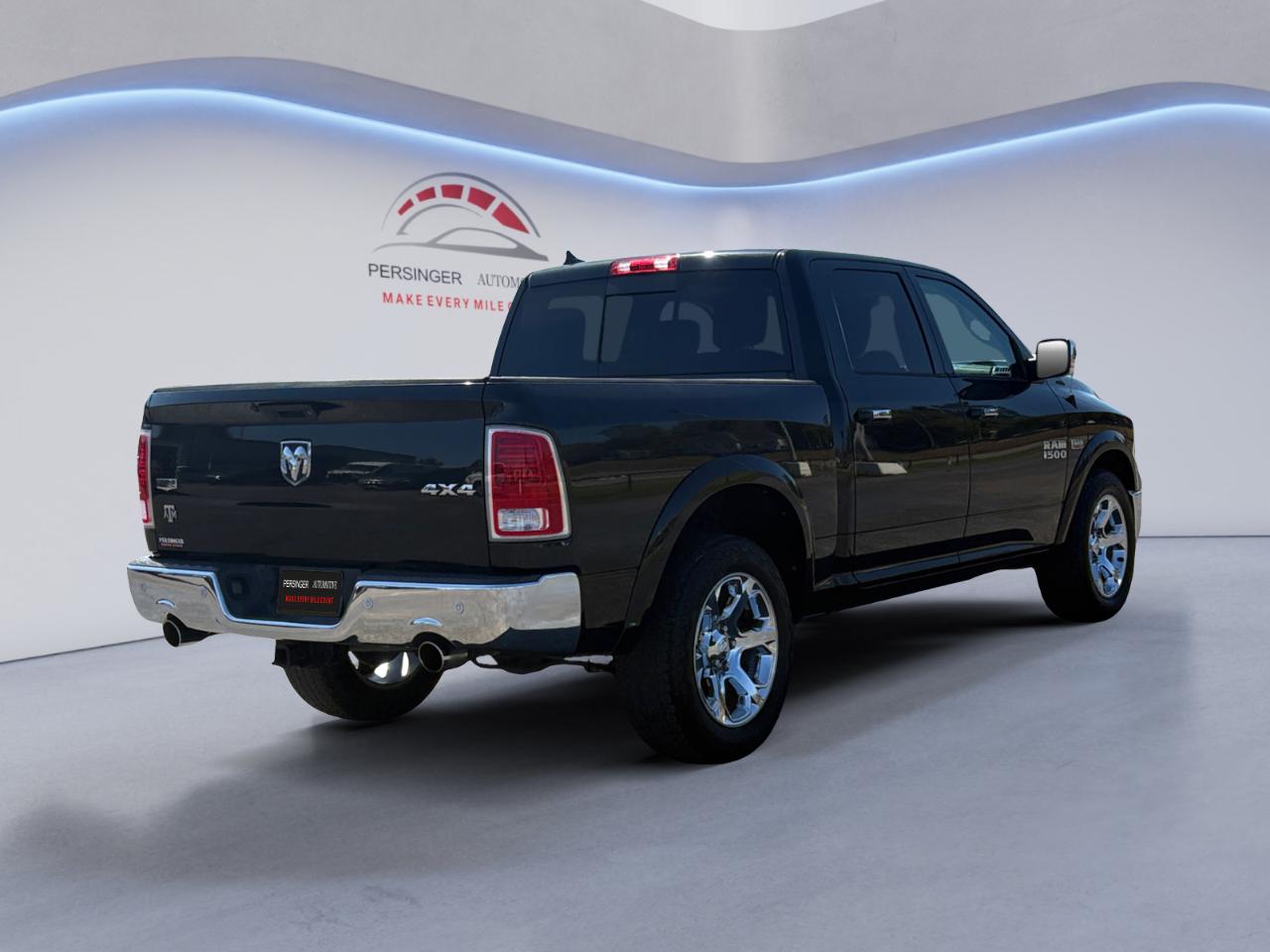 RAM 1500 4WD Crew Cab 140.5" Laramie 2016