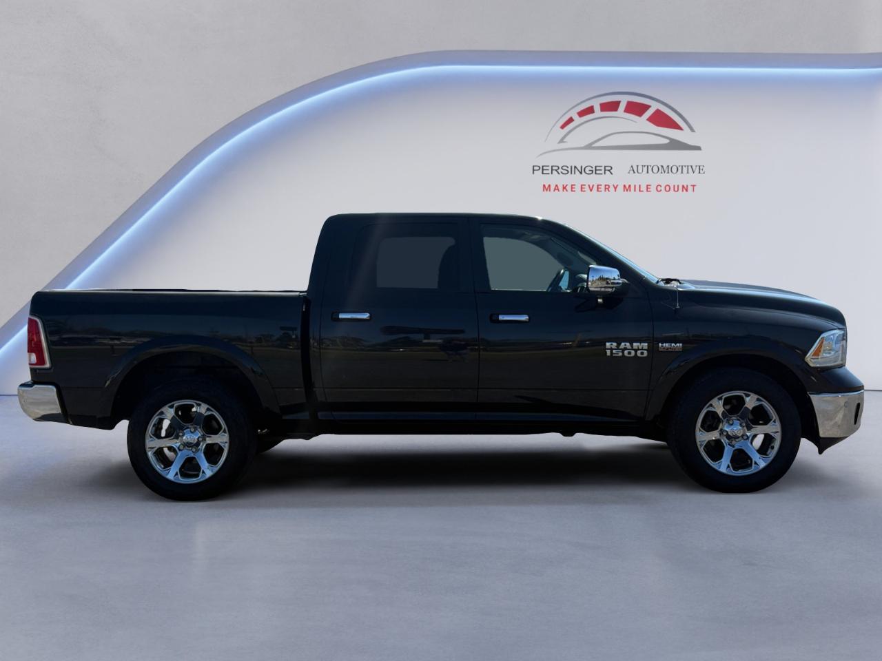 RAM 1500 4WD Crew Cab 140.5" Laramie 2016