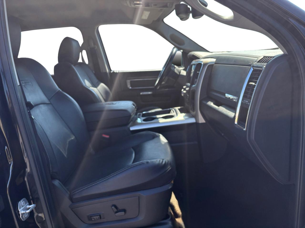 RAM 1500 4WD Crew Cab 140.5" Laramie 2016