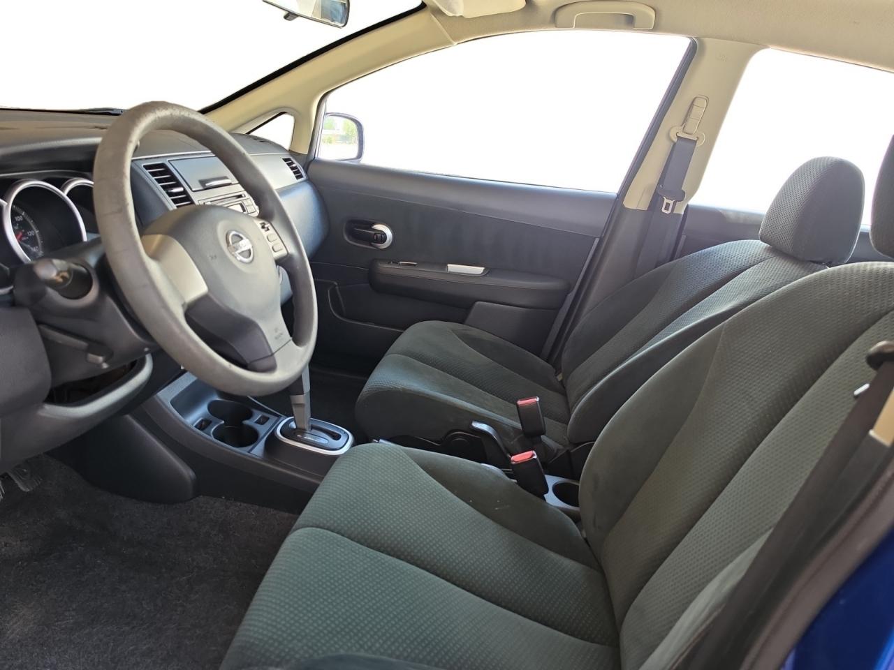 Nissan Versa 1.8 S Hatchback 2012