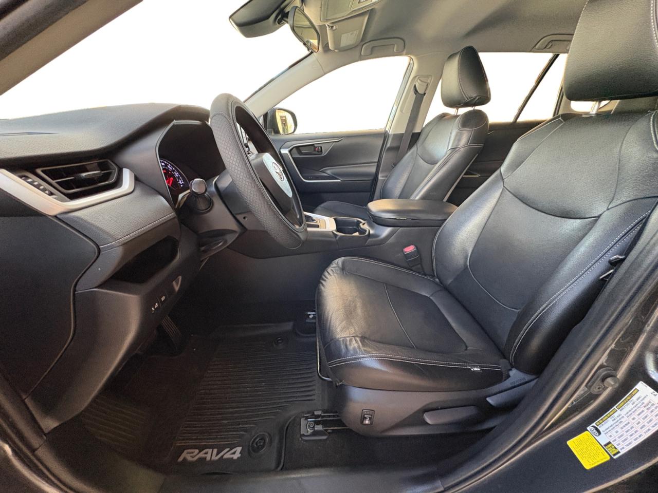 Toyota RAV4 LE FWD (Natl) 2020