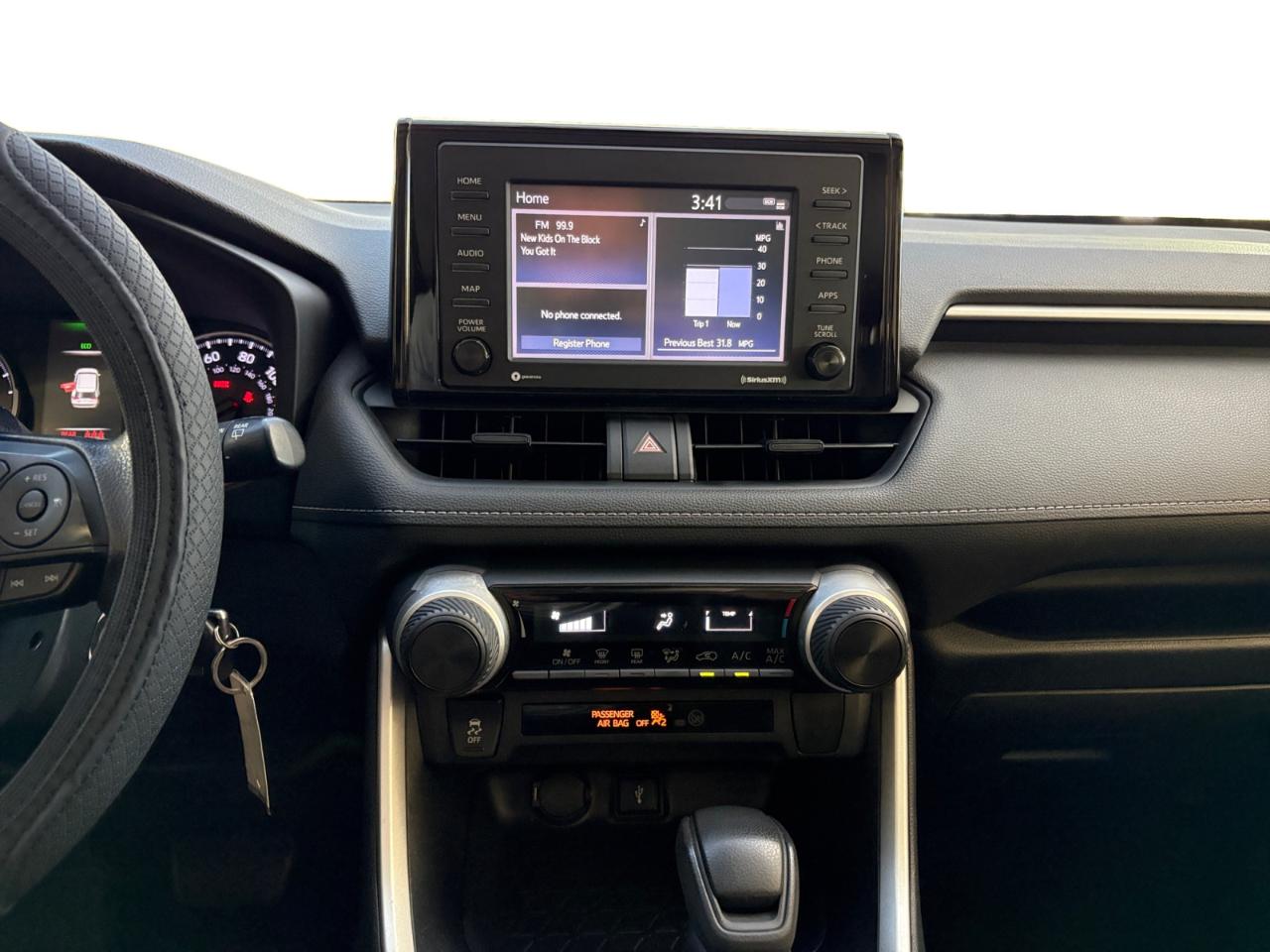 Toyota RAV4 LE FWD (Natl) 2020