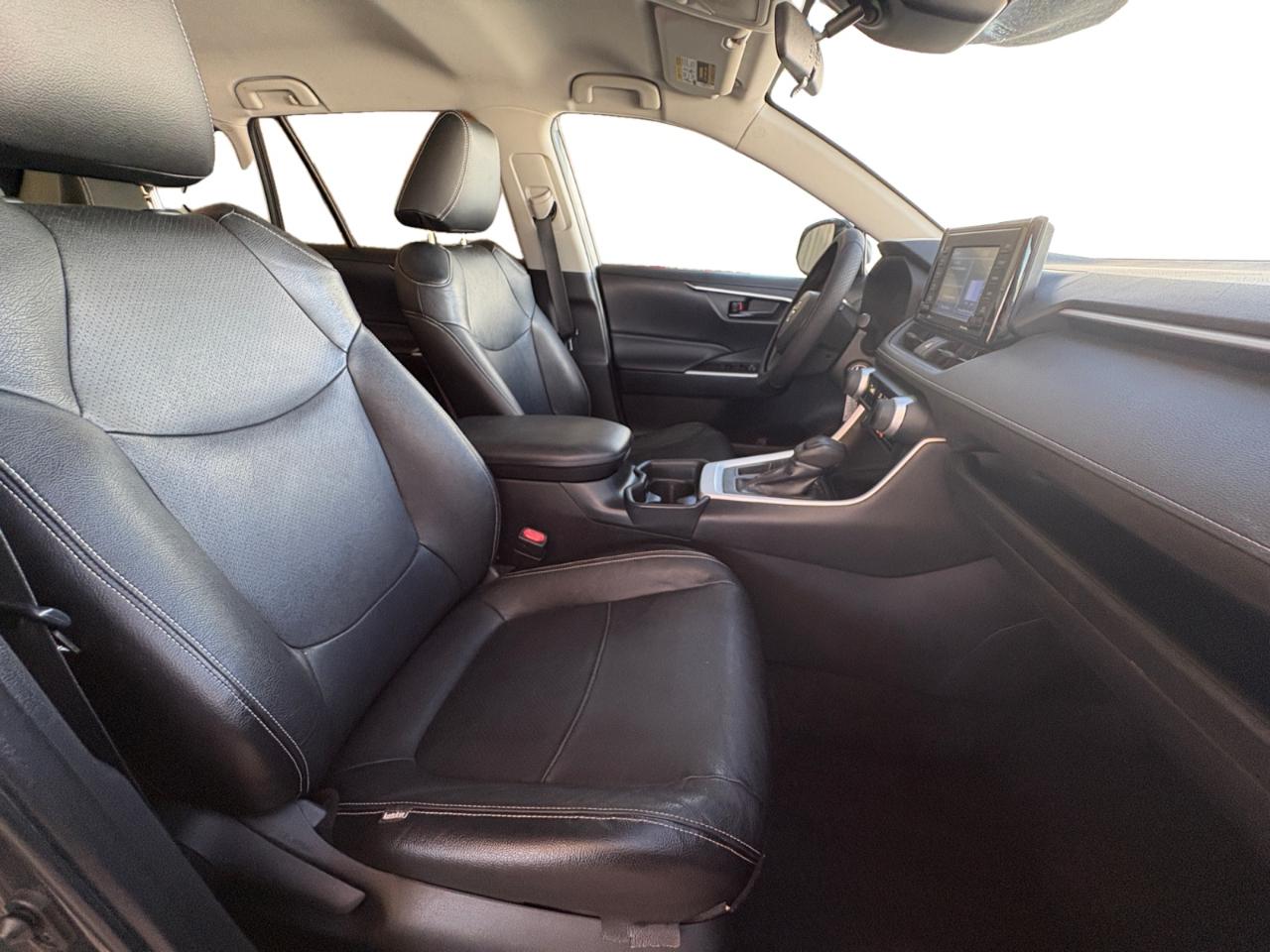 Toyota RAV4 LE FWD (Natl) 2020