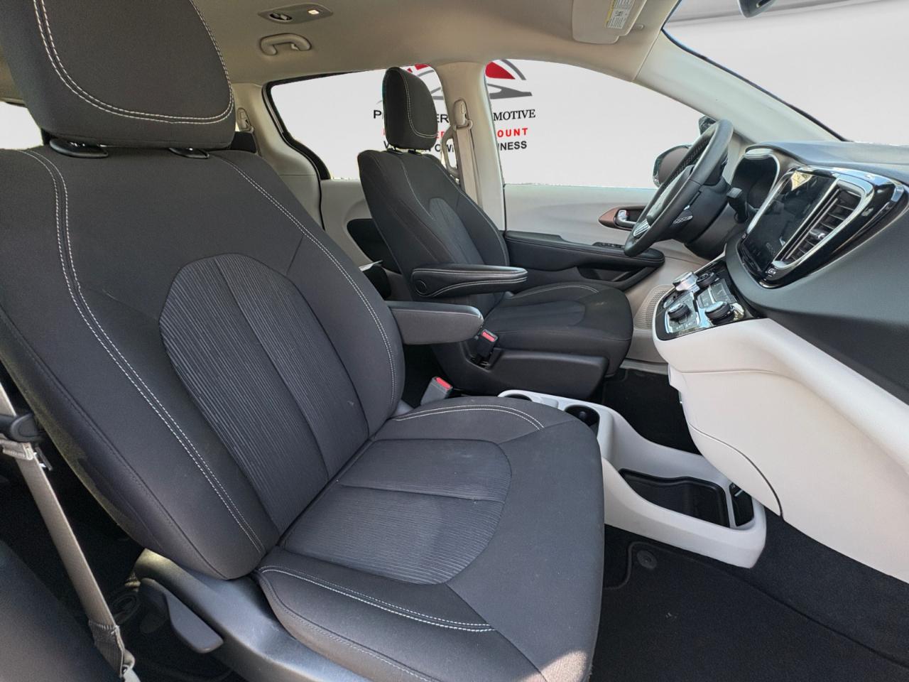Chrysler Voyager LX FWD 2024