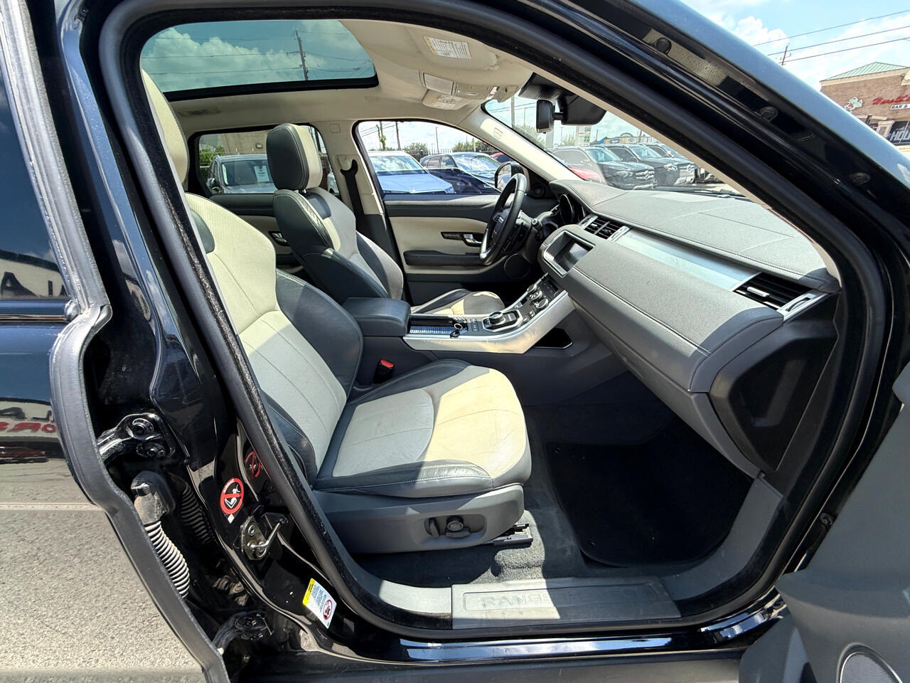 2017 Land Rover Range Rover Evoque SE photo 12