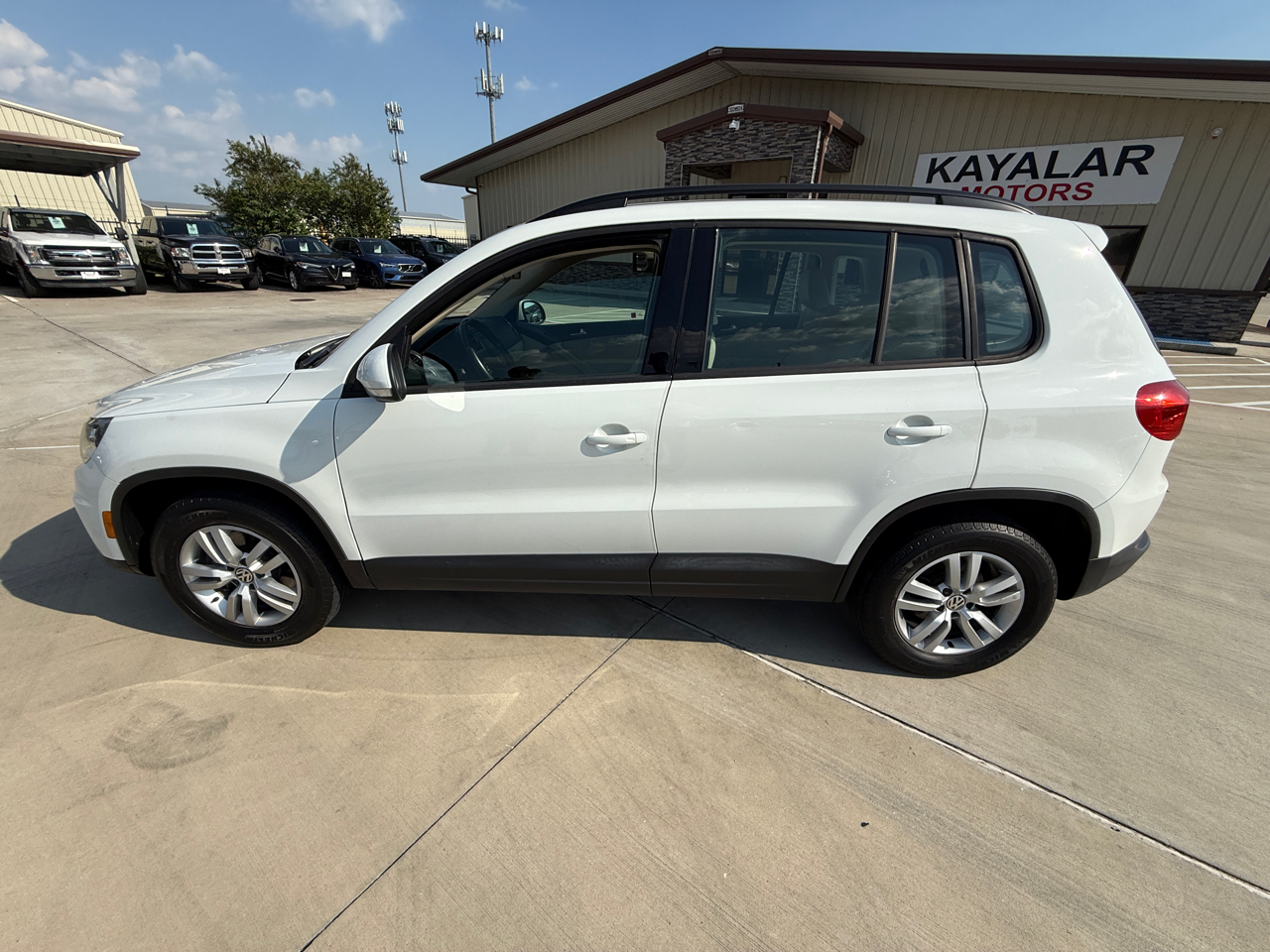 2017 Volkswagen Tiguan S photo 3