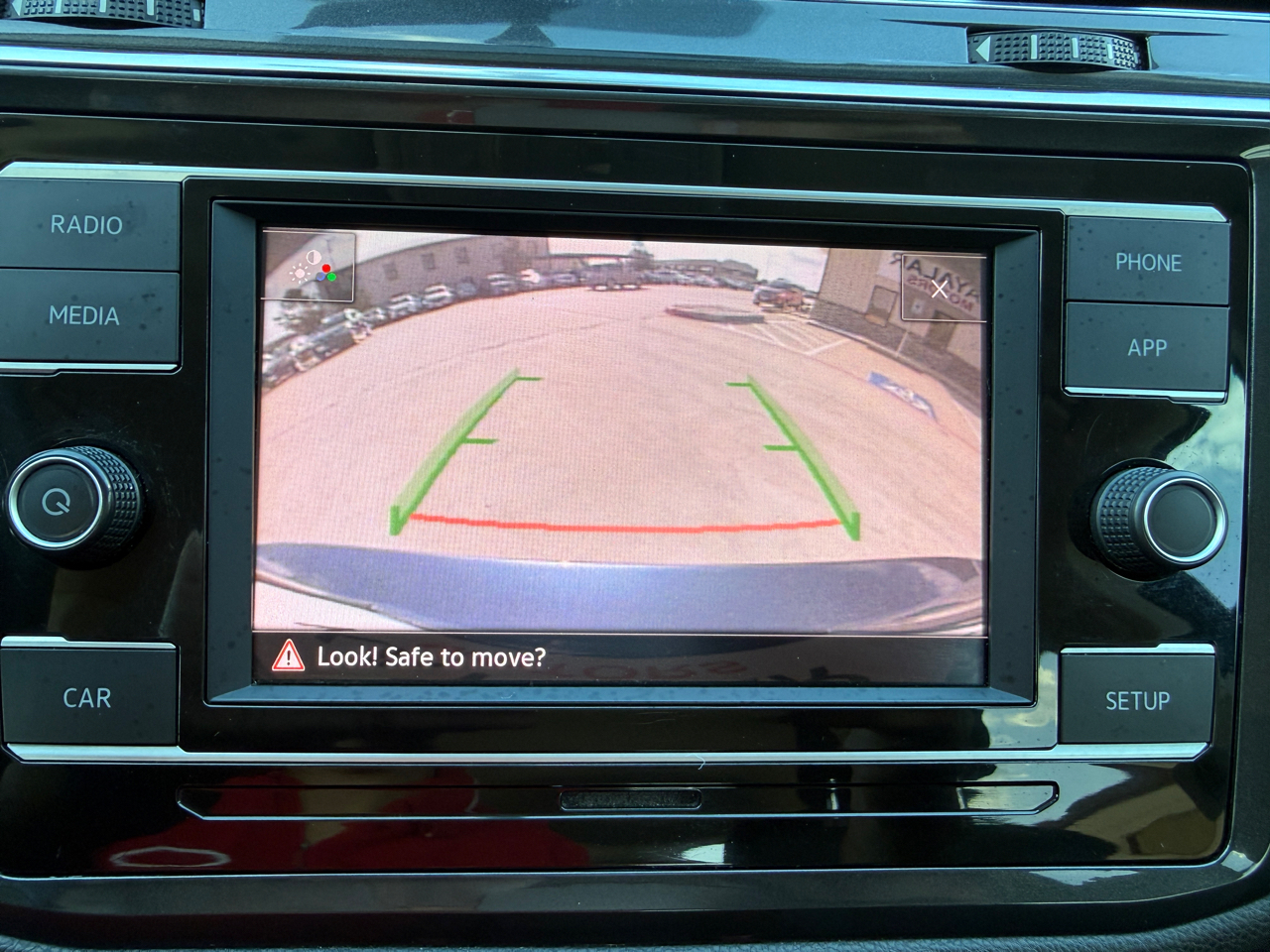 Volkswagen Tiguan S 2018