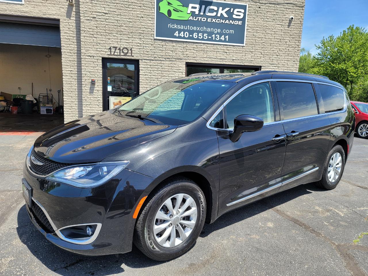 2017 Chrysler Pacifica Touring-L's photo