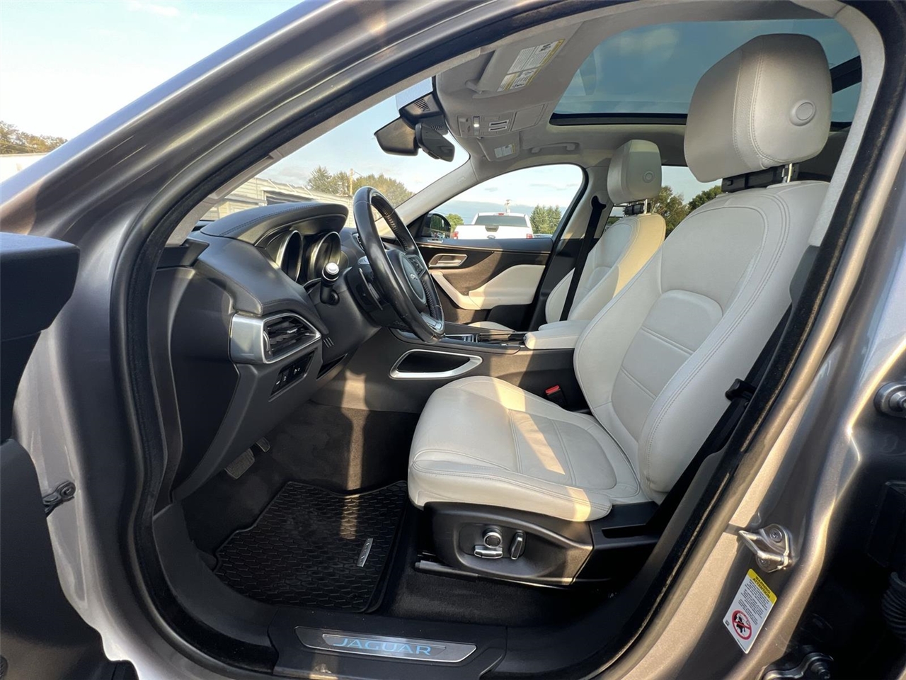 2020 Jaguar F-PACE Prestige photo 8