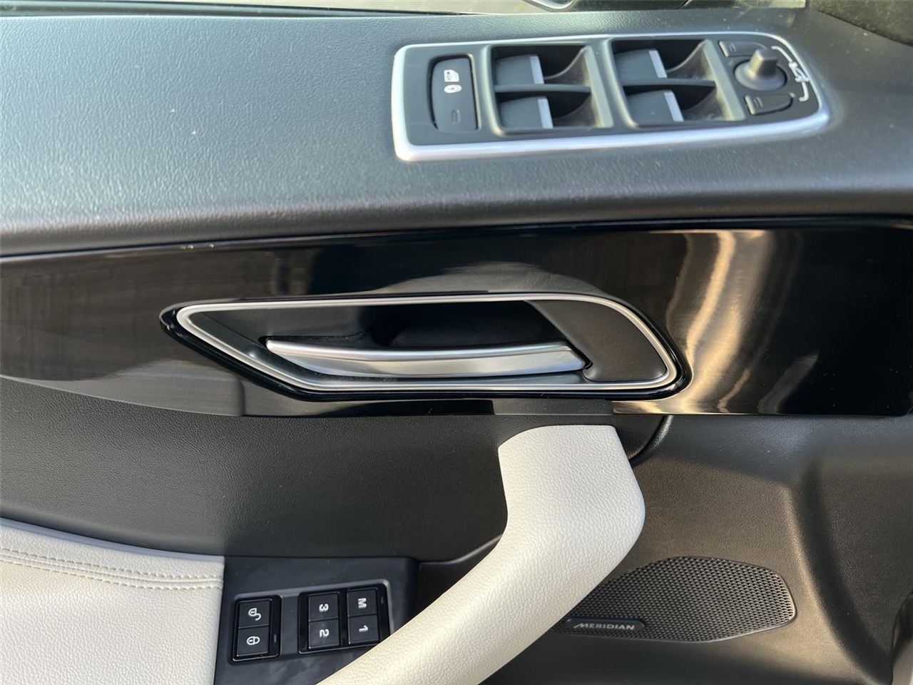 2020 Jaguar F-PACE Prestige photo 9