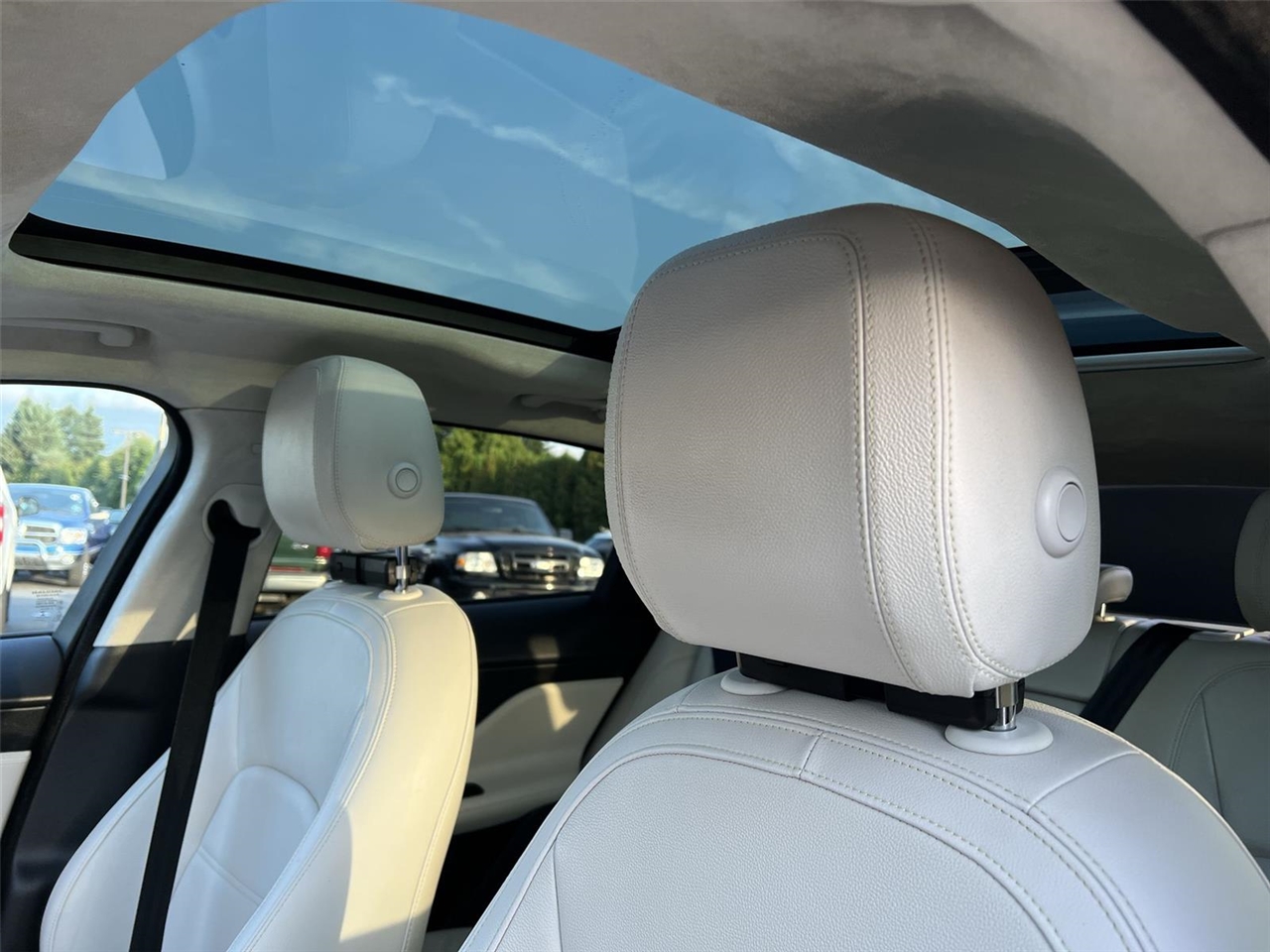 2020 Jaguar F-PACE Prestige photo 19