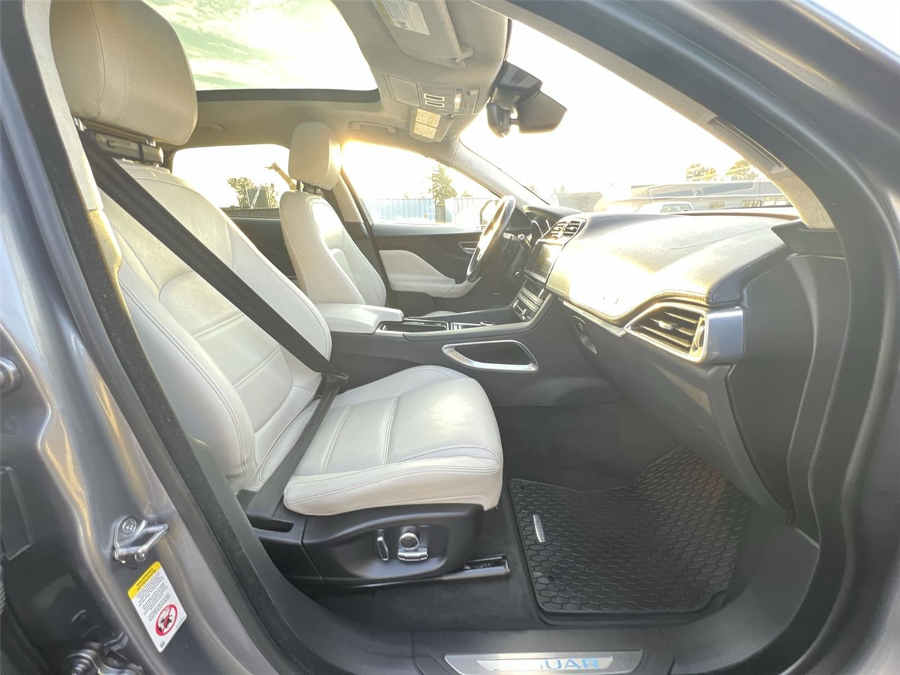 2020 Jaguar F-PACE Prestige photo 22