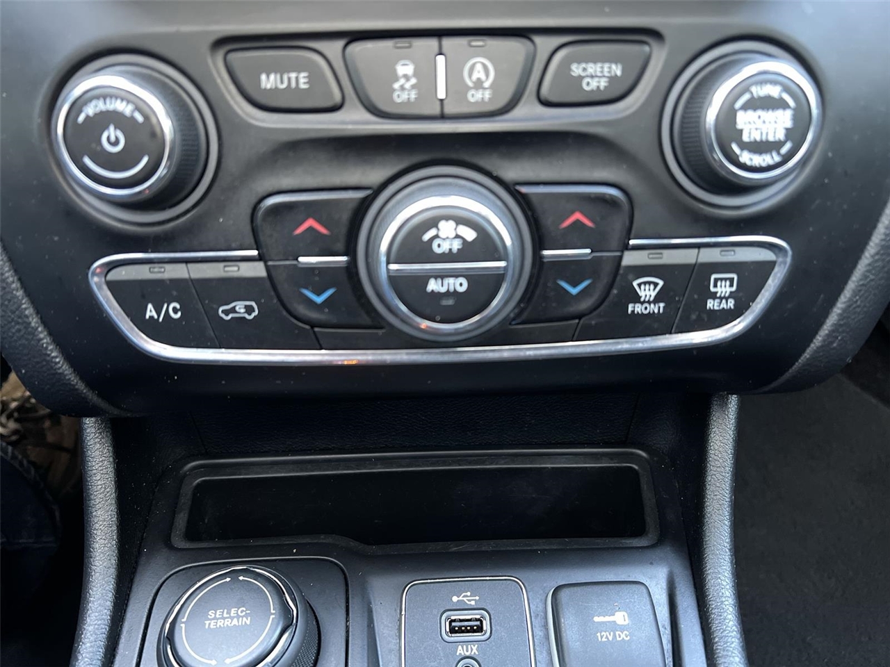 2019 Jeep Cherokee Limited photo 18