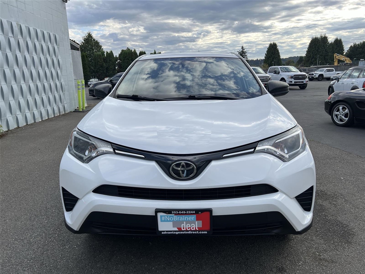 2018 Toyota RAV4 LE photo 3