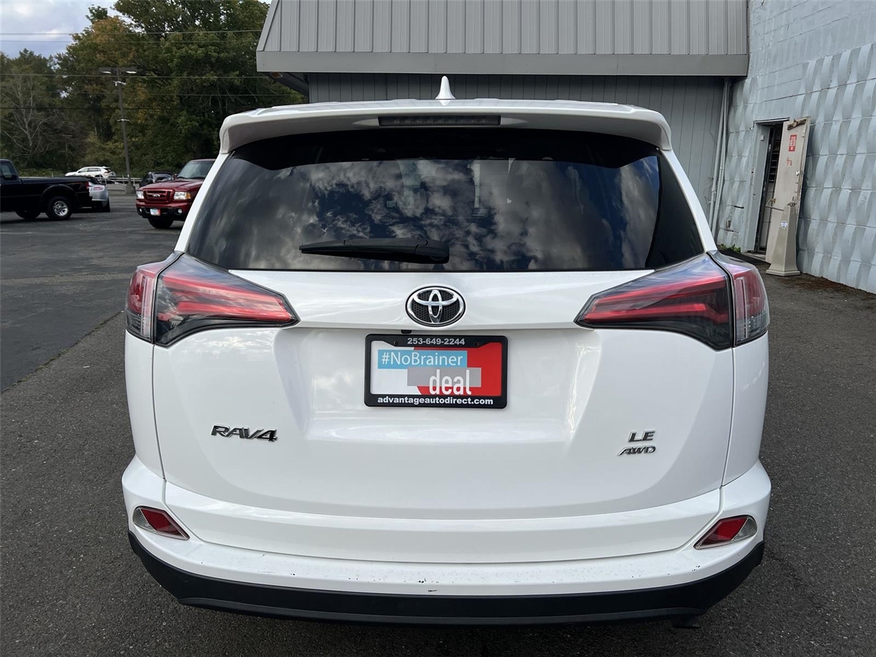 2018 Toyota RAV4 LE photo 5