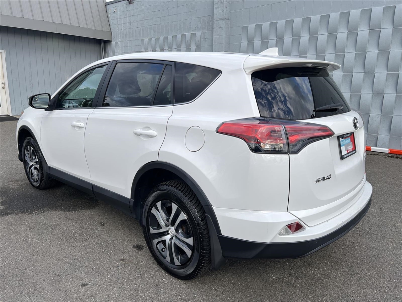 2018 Toyota RAV4 LE photo 8