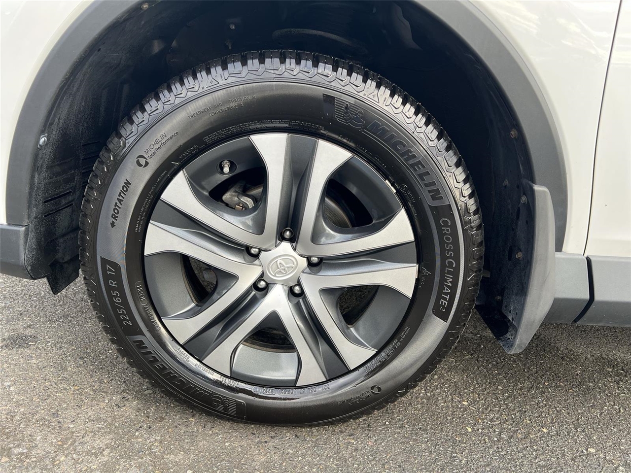 2018 Toyota RAV4 LE photo 9