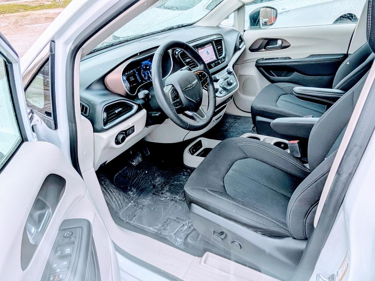 2022 Chrysler Voyager LX - Photo 9