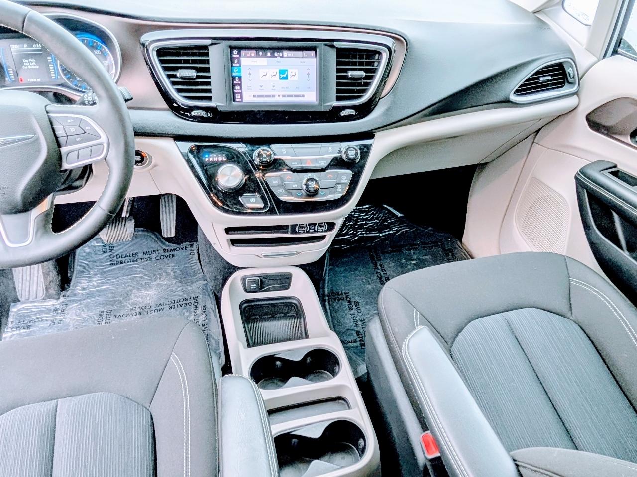 2022 Chrysler Voyager LX - Photo 10