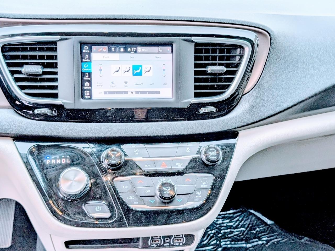 2022 Chrysler Voyager LX - Photo 11