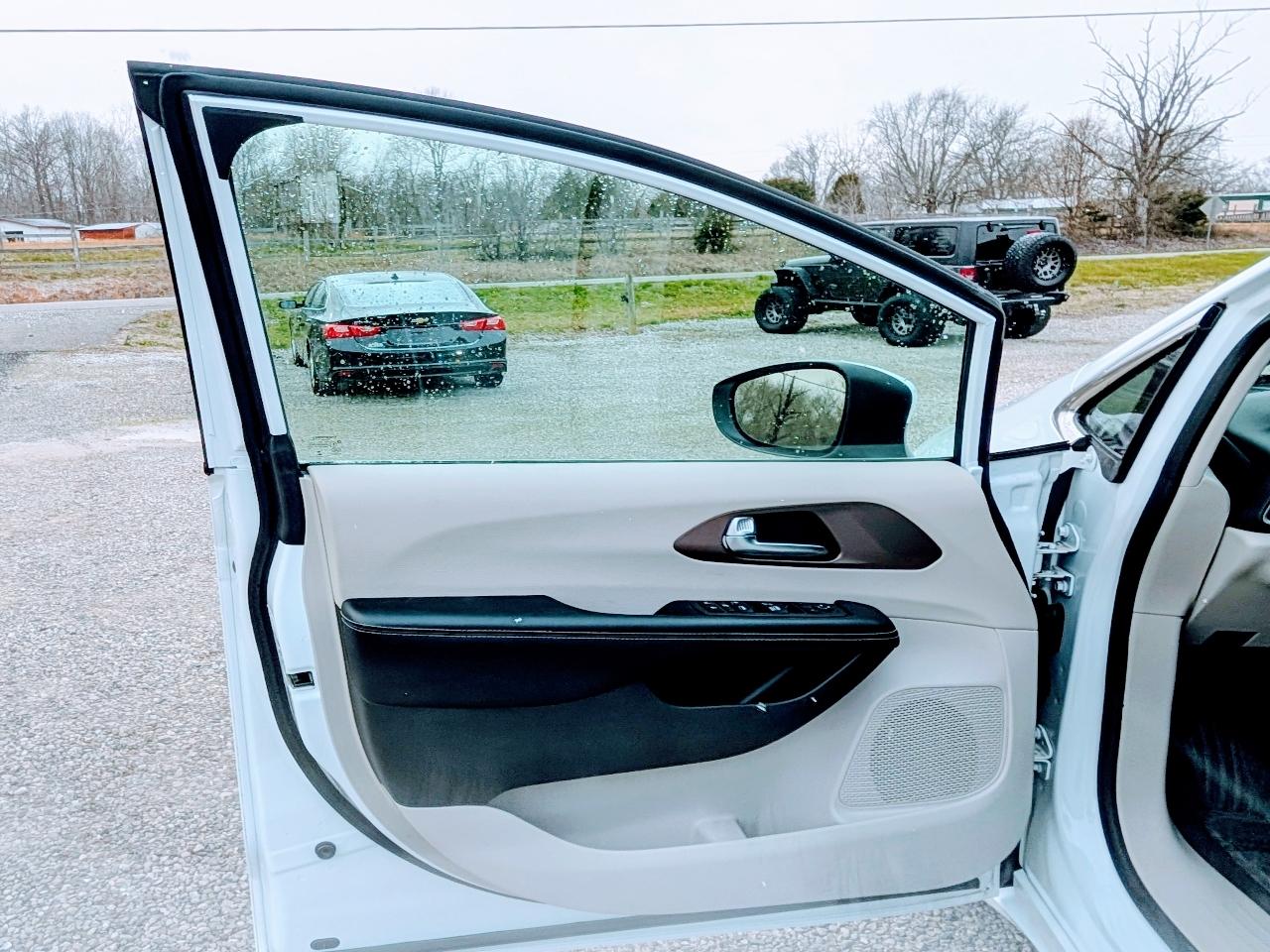 2022 Chrysler Voyager LX - Photo 13