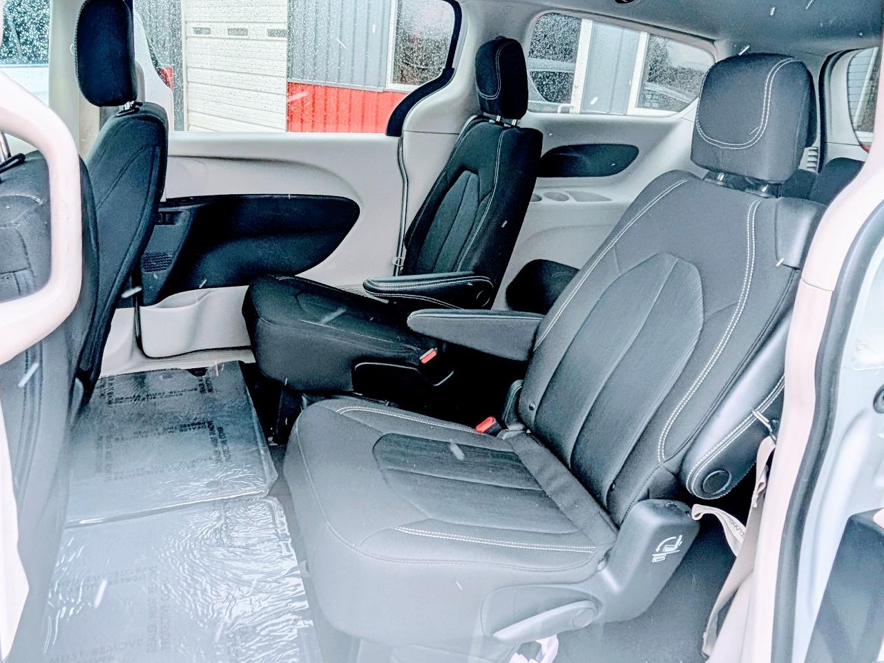 2022 Chrysler Voyager LX - Photo 14